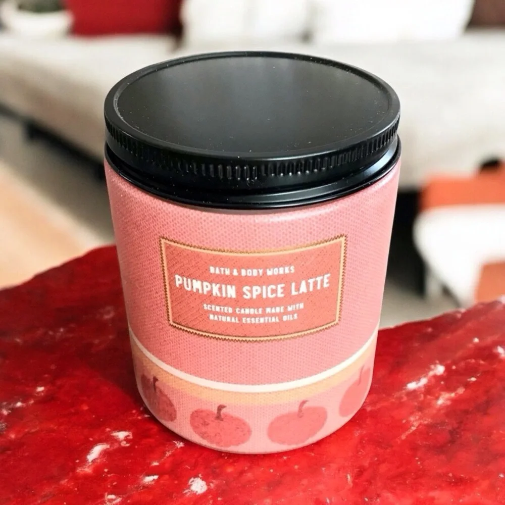 🆕25+ Hrs Pumpkin Spice Latte Candle by White Barn/Bath and Body Works SI… - Picture 1 of 3